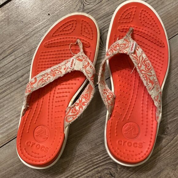 Crocs Size 10 Flip Flops Worn a Few Times - Picture 2 of 6